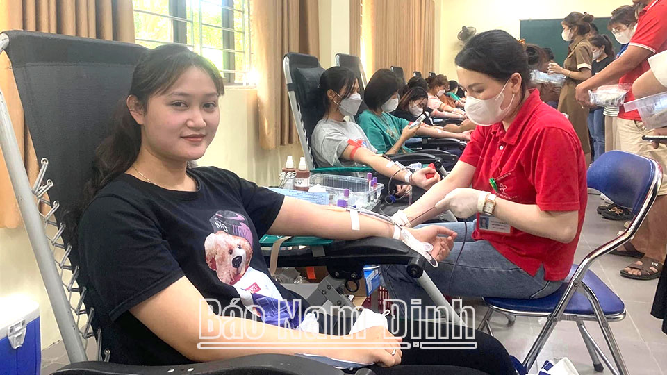 Cán bộ, đoàn viên, thanh niên Trường Đại học Điều dưỡng Nam Định tham gia hiến máu trong chương trình “Ngày hội hiến máu tình nguyện” năm 2023.