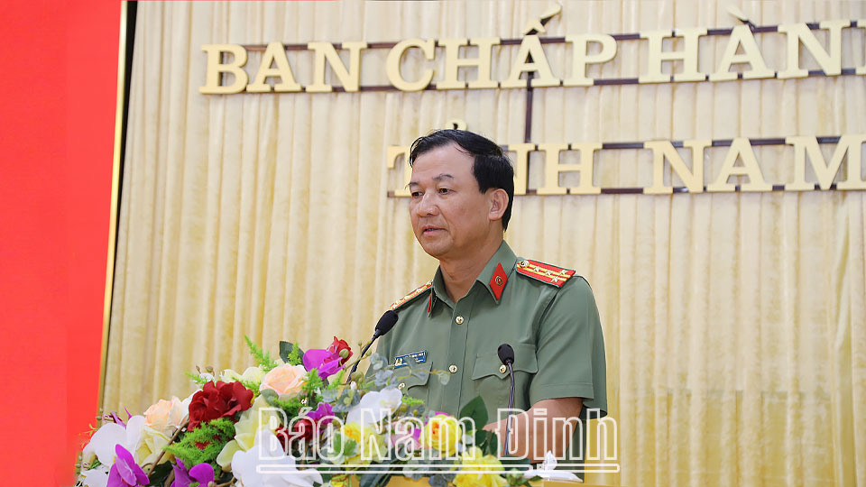 Đại tá Trần Minh Tiến, Ủy viên Ban TVTU, Giám đốc Công an tỉnh phát biểu tham luận tại hội nghị. 