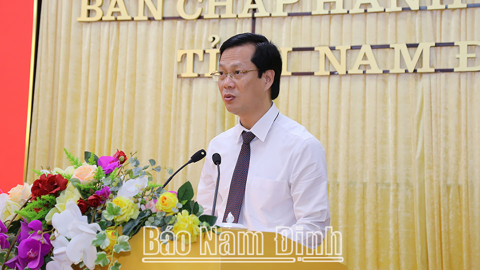 Đồng chí Nguyễn Anh Tuấn, Ủy viên Ban TVTU, Bí thư Thành ủy Nam Định phát biểu tham luận tại hội nghị. 