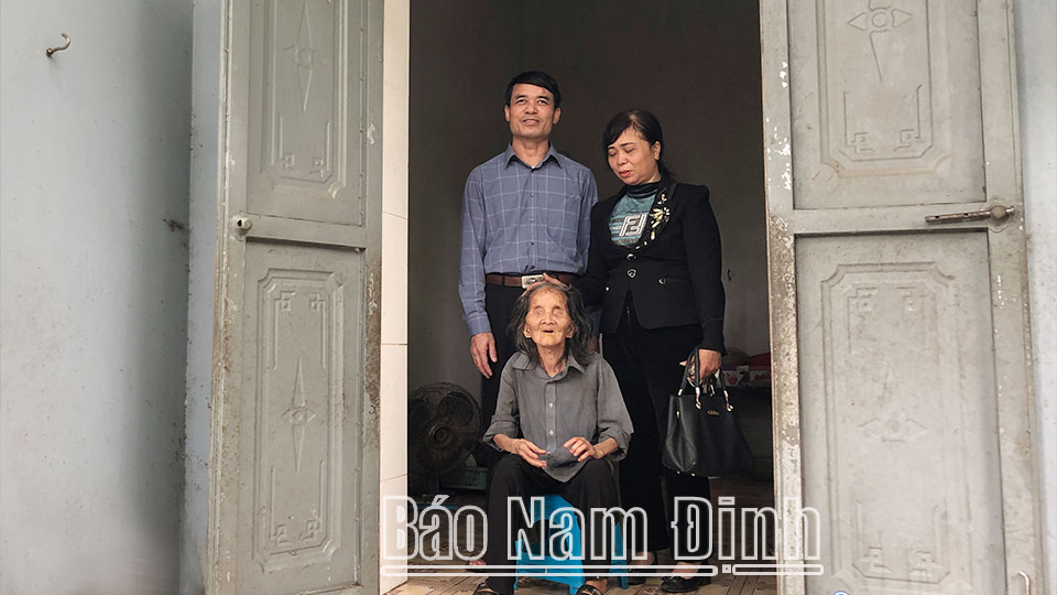 Cán bộ Hội Người mù huyện Vụ Bản thăm, động viên bà Nguyễn Thị Cọi ở xã Liên Minh.
Bài và ảnh: Thanh Hoa