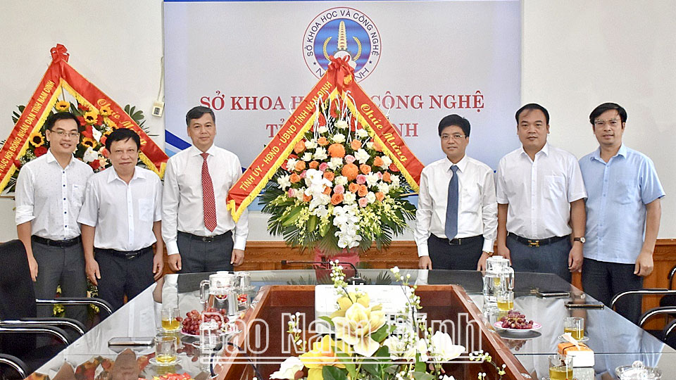 Đồng chí Phó Chủ tịch UBND tỉnh Trần Lê Đoài chúc mừng Sở Khoa học và Công nghệ nhân ngày Khoa học và Công nghệ Việt Nam (18-5)