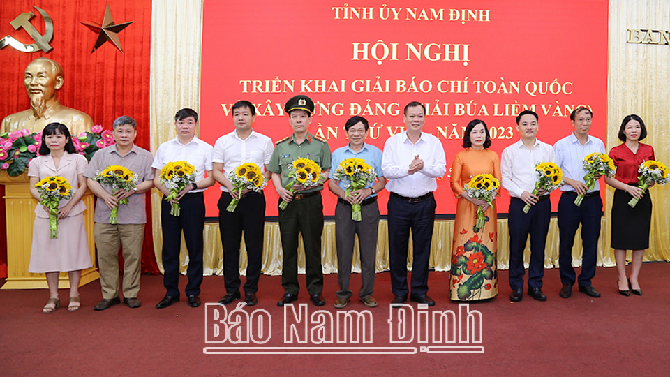 Đồng chí Phó Bí thư Thường trực Tỉnh ủy Lê Quốc Chỉnh trao tặng hoa cho các tập thể có thành tích tiêu biểu trong triển khai Giải Báo chí toàn quốc về xây dựng Đảng (Giải Búa liềm vàng) lần thứ VII-2022. 