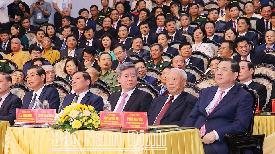 Đồng chí Phạm Gia Túc, Uỷ viên BCH Trung ương Đảng, Bí thư Tỉnh ủy và các đại biểu dự Lễ kỷ niệm.