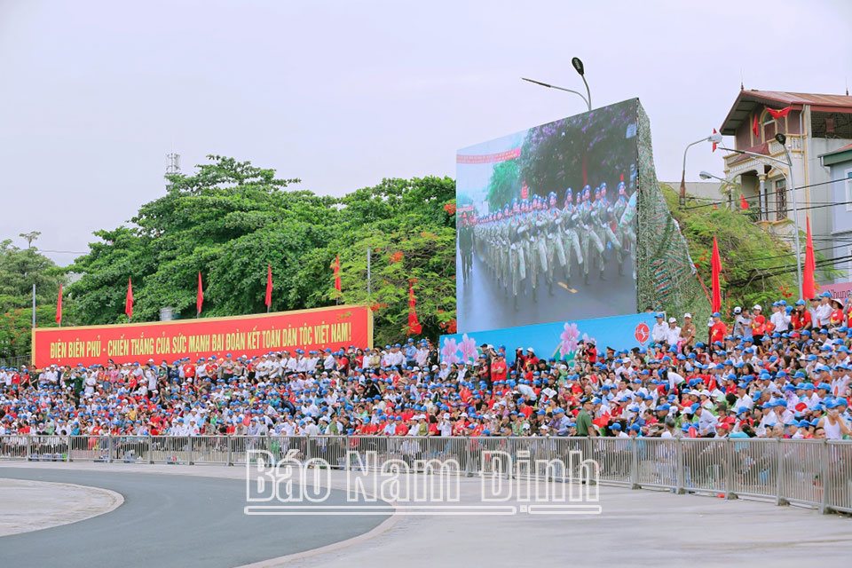 Trên các khán đài của sân vận động Điện Biên Phủ ngợp cờ hoa và những tràng vỗ tay giòn giã.