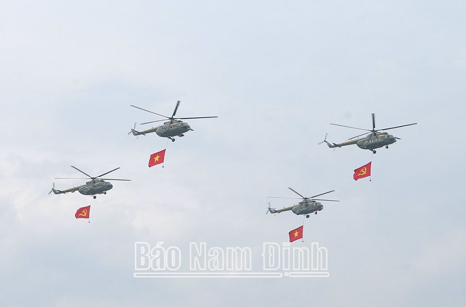 Đội hình 11 máy bay của Không quân Việt Nam mang theo cờ Đảng, cờ Tổ quốc bay qua sân vận động Điện Biên.