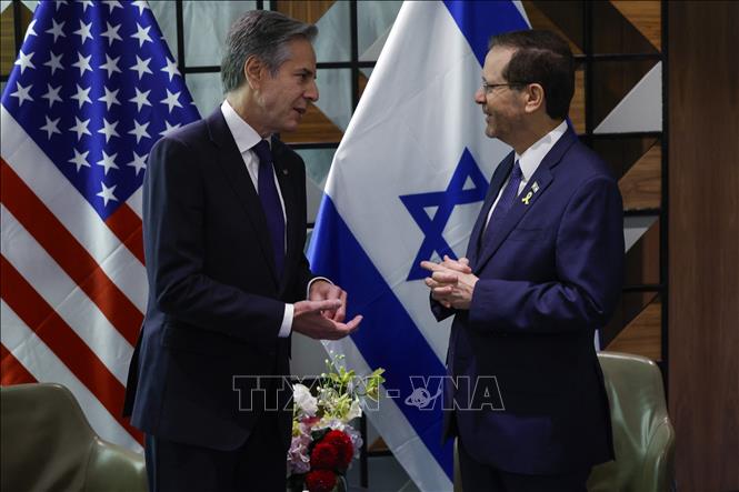 Ngoại trưởng Mỹ Antony Blinken (trái) hội kiến Tổng thống Israel Isaac Herzog ở Tel Aviv ngày 1/5/2024. Ảnh: AFP/TTXVN
