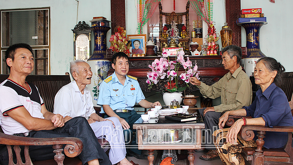 Ông Nguyễn Văn Lân, xóm 6, xã Nam Dương (Nam Trực) ôn lại kỷ niệm tham gia Chiến dịch Điện Biên Phủ.