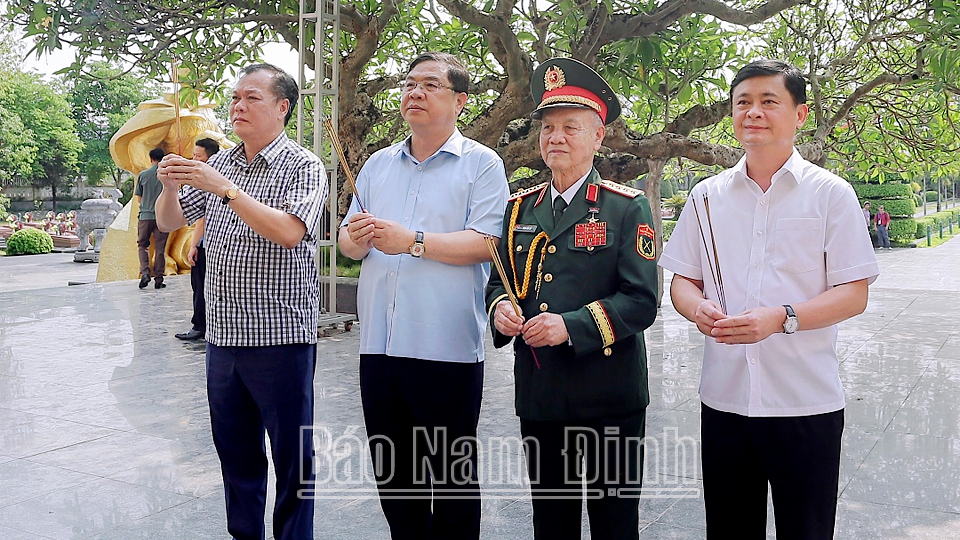 Đoàn đại biểu tỉnh Nam Định dâng hương, viếng các Anh hùng Liệt sĩ tại thành phố Điện Biên Phủ