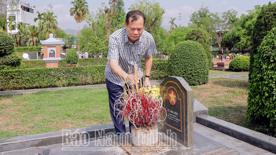 Đồng chí Phó Bí thư Thường trực Tỉnh ủy Lê Quốc Chỉnh thắp hương phần mộ các Anh hùng Liệt sĩ tại Nghĩa trang liệt sĩ Quốc gia A1. 
