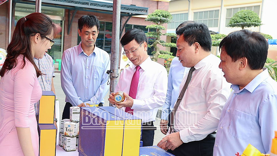 Đồng chí Phạm Đình Nghị, Phó Bí thư Tỉnh ủy, Chủ tịch UBND tỉnh tham quan gian trưng bày các sản phẩm khoa học công nghệ.
            
