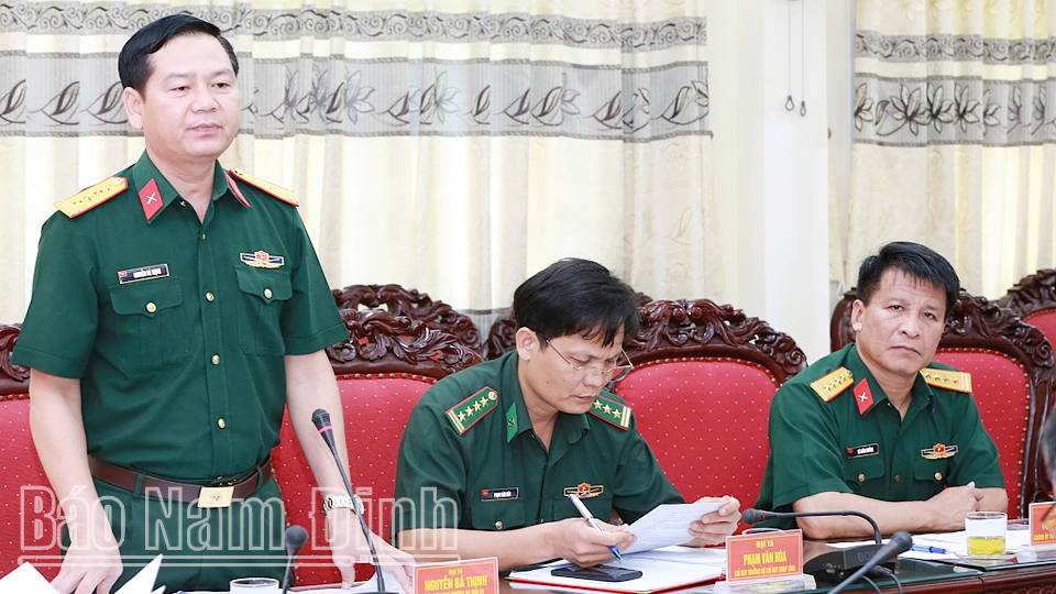 Đại tá Nguyễn Bá Thịnh, Ủy viên Ban TVTU, Chỉ huy trưởng Bộ CHQS tỉnh, Phó Trưởng ban thường trực Ban chỉ đạo diễn tập PCTT-TKCN tỉnh phát biểu tại hội nghị. 