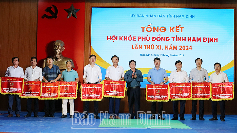 Ban Tổ chức HKPĐ tỉnh tặng Cờ lưu niệm cho các đoàn thể thao đạt thành tích xuất sắc.
