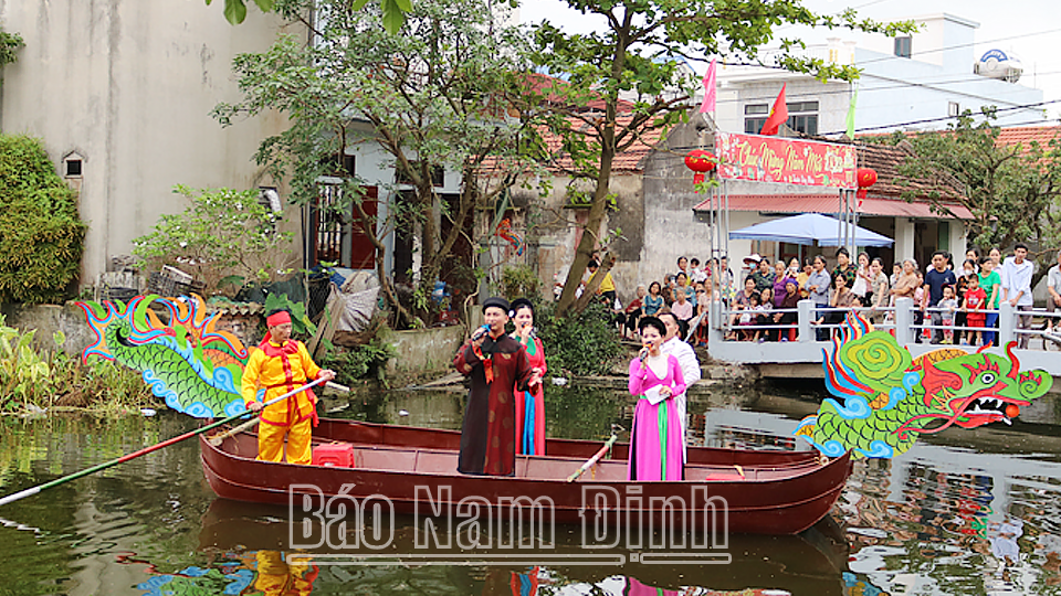 Hát chèo trên sông trong Lễ hội truyền thống làng Gạo, xã Thành Lợi (Vụ Bản).              