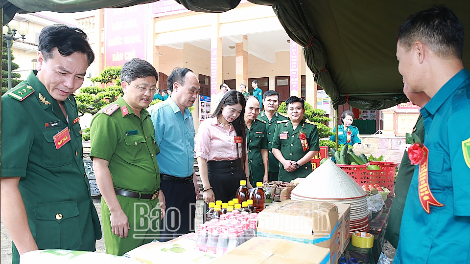 Các đại biểu tham quan sản phẩm OCOP và nông sản sạch của LLVT huyện Nghĩa Hưng. 
