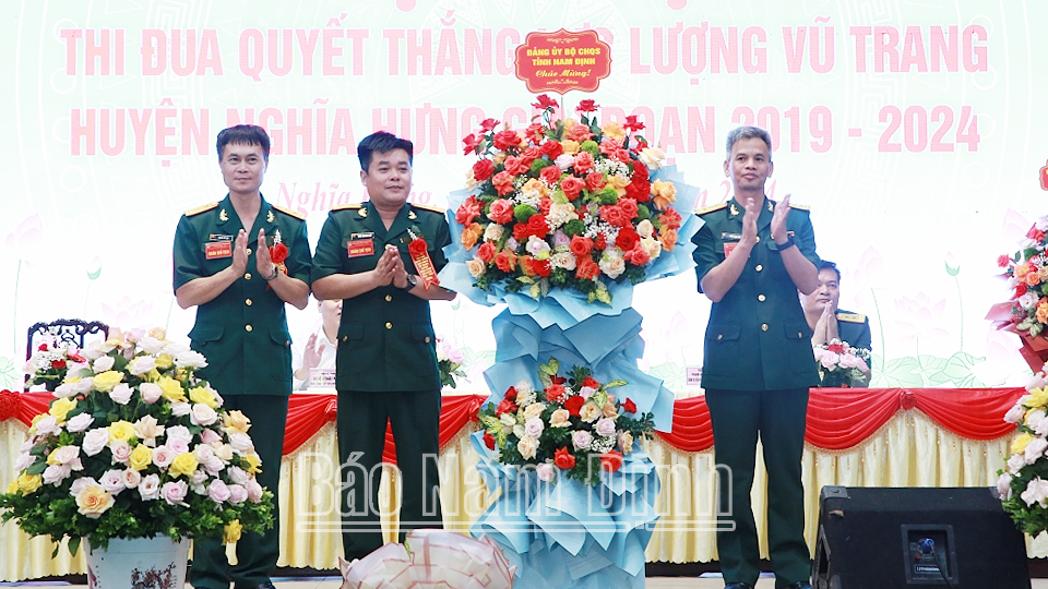 Lãnh đạo Bộ CHQS tỉnh tặng hoa chúc mừng Đại hội thi đua Quyết thắng LLVT huyện Nghĩa Hưng. 
