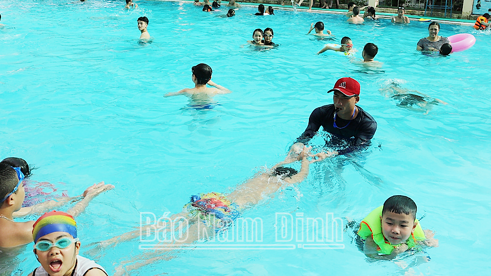 Dạy bơi cho trẻ em tại Nhà Văn hóa Thiếu nhi (thành phố Nam Định).
