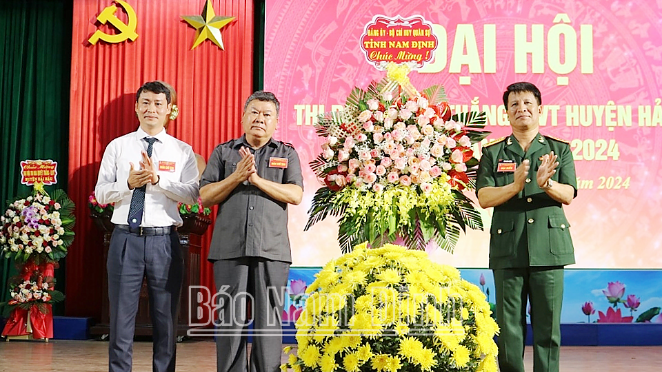Lãnh đạo Bộ CHQS tỉnh tặng hoa chúc mừng Đại hội thi đua Quyết thắng LLVT huyện Hải Hậu. 

