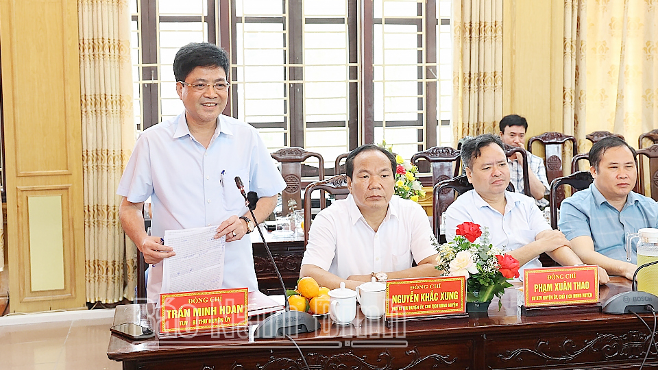 Đồng chí Trần Minh Hoan, TUV, Bí thư Huyện ủy Vụ Bản phát biểu tại buổi làm việc. 
