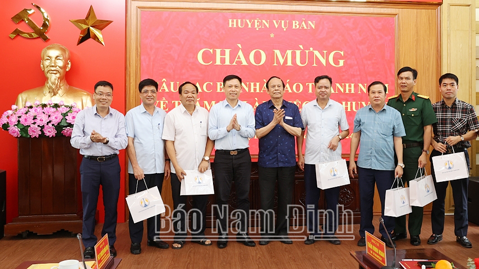 Câu lạc bộ Nhà báo Thành Nam tặng quà và chụp ảnh lưu niệm với lãnh đạo huyện Vụ Bản. 
