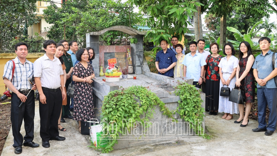 Câu lạc bộ Nhà báo Thành Nam viếng mộ nhà thơ Nguyễn Bính. 
