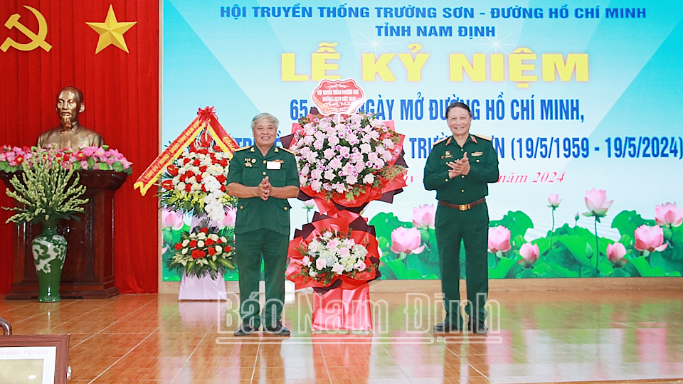 Thiếu tướng Hoàng Anh Tuấn, Phó Chủ tịch Hội Trường Sơn Việt Nam tặng hoa chúc mừng Hội Truyền thống Trường Sơn- đường Hồ Chí Minh tỉnh.  