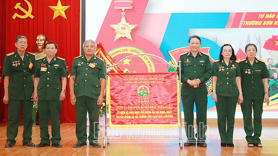 Hội Truyền thống Trường Sơn Việt Nam tặng Cờ đơn vị thi đua xuất sắc, tiêu biểu cho Hội Truyền thống Trường Sơn -đường Hồ Chí Minh tỉnh.  