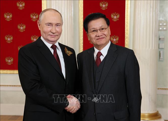 Tổng thống Nga Vladimir Putin (trái) và Chủ tịch nước Lào Thongloun Sisoulith tại cuộc gặp ở Moskva ngày 9/5/2024. Ảnh: AFP/TTXVN
