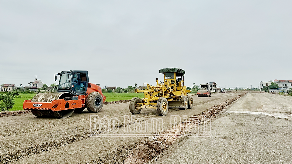 Xã Nghĩa Phong (Nghĩa Hưng) thực hiện tốt việc bàn giao mặt bằng sạch để thi công tuyến đường trục phát triển nối vùng kinh tế biển tỉnh Nam Định với đường cao tốc Cầu Giẽ - Ninh Bình (giai đoạn 2) theo đúng tiến độ đề ra.