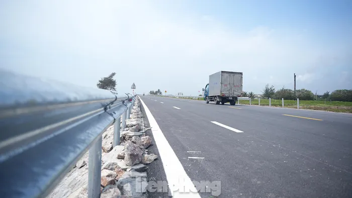 Hệ thống biển báo, vạch kẻ đường, lan can đã được lắp đặt. Đại diện BQL dự án tuyến đường bộ ven biển, đoạn qua tỉnh Nam Định cho biết tuyến đường dự hoàn thành vào 30/6/2024.

