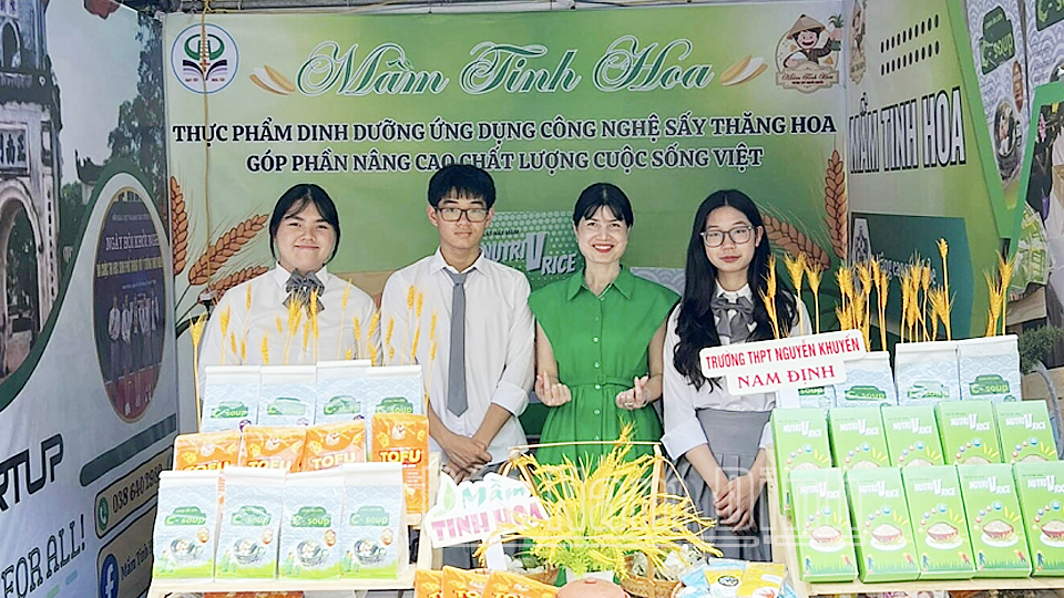 Gian trưng bày Dự án của nhóm học sinh Trường THPT Nguyễn Khuyến (thành phố Nam Định) tại Ngày hội khởi nghiệp quốc gia của học sinh, sinh viên lần thứ VI năm 2024. Ảnh: Do cơ sở cung cấp. 

