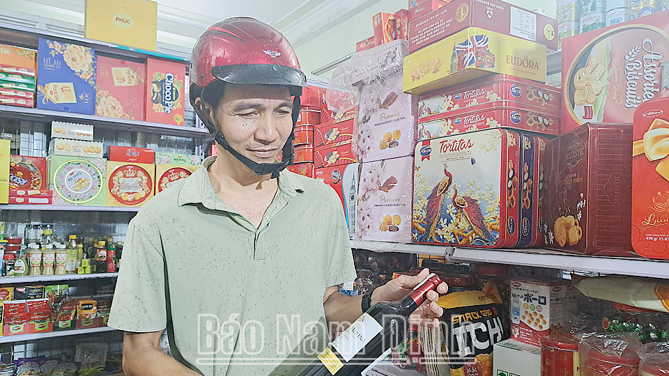 Người dân chọn mua đồ uống có cồn tại cửa hàng tạp hóa trên đường Trường Chinh (thành phố Nam Định).