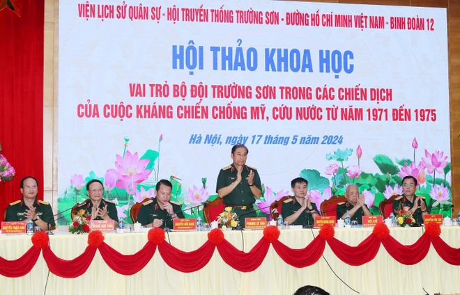 Thượng tướng Phùng Sĩ Tấn, Phó Tổng Tham mưu trưởng Quân đội Nhân dân Việt Nam và các đại biểu đến dự hội thảo. (Ảnh: Trọng Đức/TTXVN)
