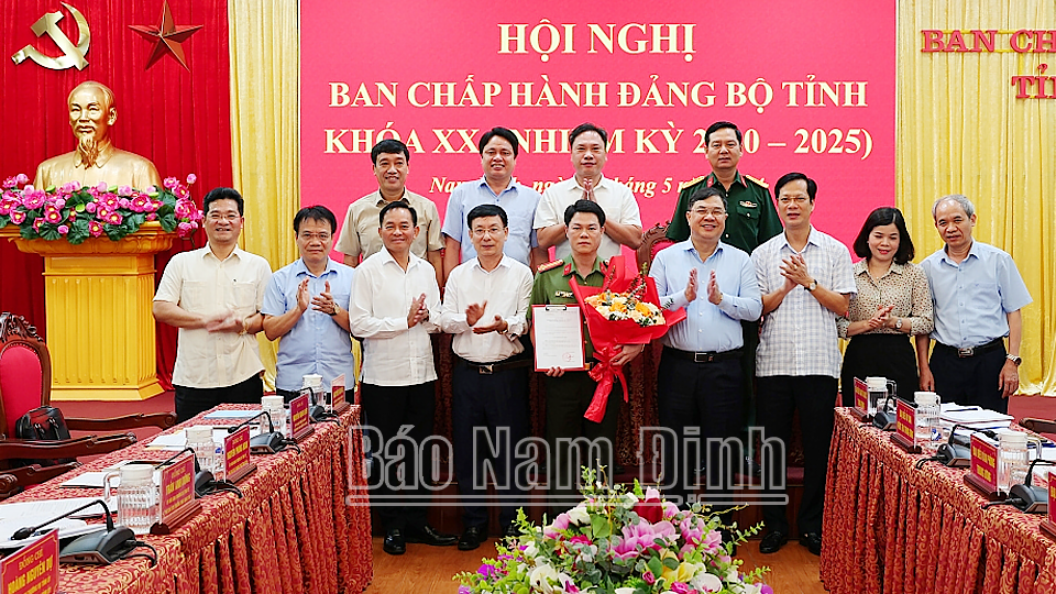 Các đồng chí lãnh đạo tỉnh chúc mừng Đại tá Nguyễn Hữu Mạnh, Ủy viên Ban Thường vụ Tỉnh ủy, Giám đốc Công an tỉnh.  