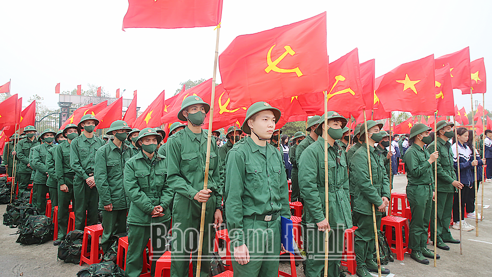 Tân binh huyện Xuân Trường lên đường nhập ngũ.