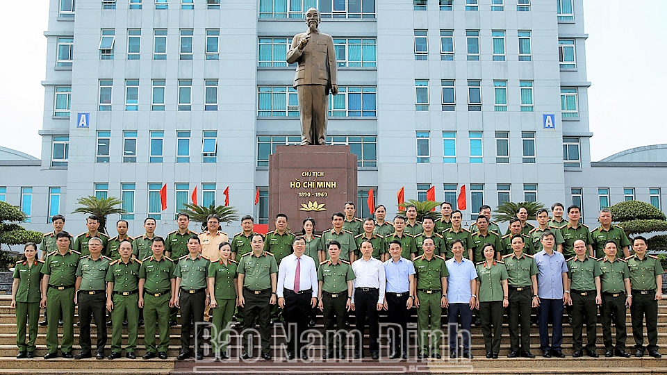 Đồng chí Bí thư Tỉnh ủy Phạm Gia Túc và các đại biểu chụp ảnh lưu niệm trước Tượng đài Chủ tịch Hồ Chí Minh trong khuôn viên Công an tỉnh. 