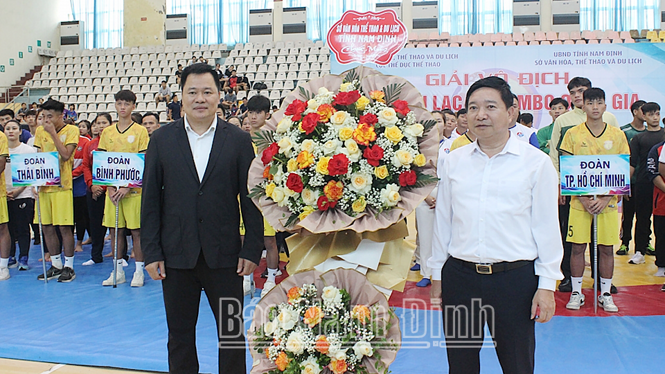 Lãnh đạo Sở Văn hóa Thể thao và Du lịch tặng hoa chúc mừng Ban tổ chức Giải vô địch các Câu lạc bộ Sambo quốc gia năm 2024.
