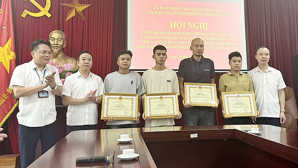 Khen thưởng 4 công dân dũng cảm cứu người trong vụ cháy ở phố Trung Kính, Hà Nội