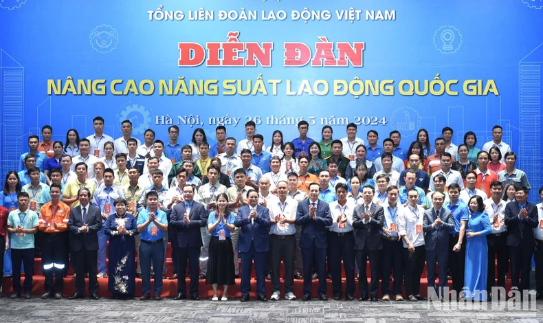 Thủ tướng Phạm Minh Chính chụp ảnh lưu niệm với 95 đoàn viên, người lao động tiêu biểu.

