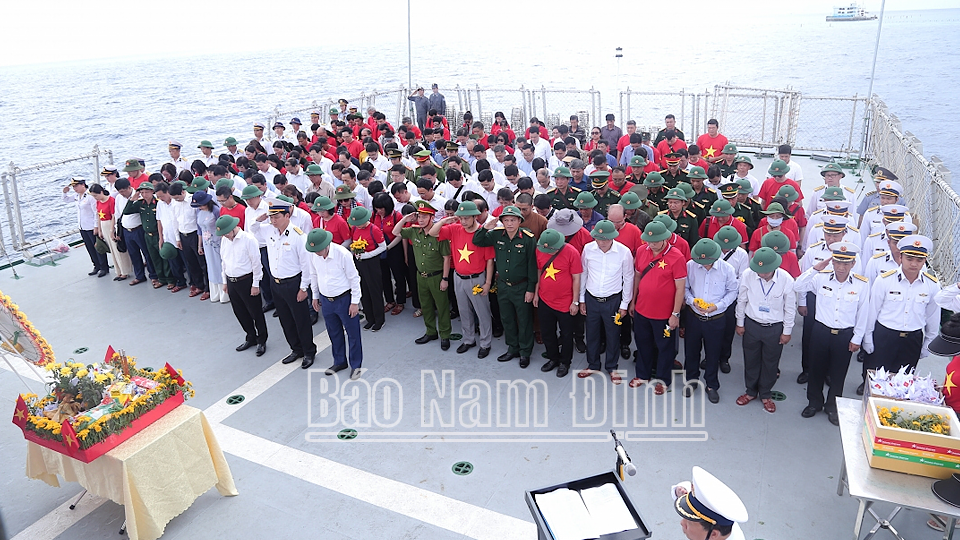 Tưởng niệm 64 cán bộ, chiến sĩ hy sinh tại đảo Gạc Ma. 

