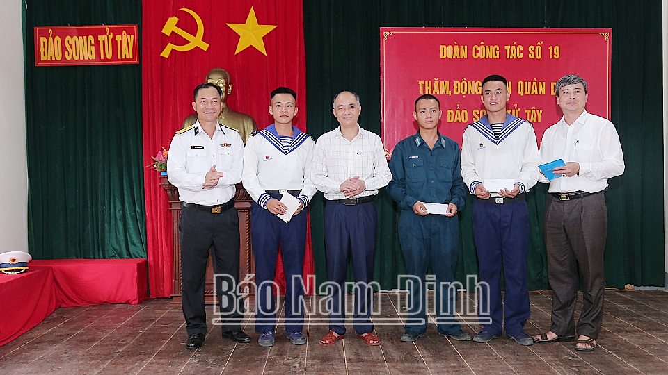 Lãnh đạo huyện Hải Hậu tặng quà người con quê hương đang công tác tại đảo Song Tử Tây. 
