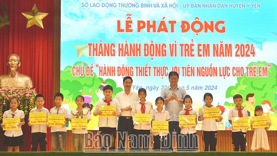 Các đồng chí lãnh đạo huyện Ý Yên và Sở Lao động - Thương binh và Xã hội trao học bổng cho trẻ em có hoàn cảnh đặc biệt. 
