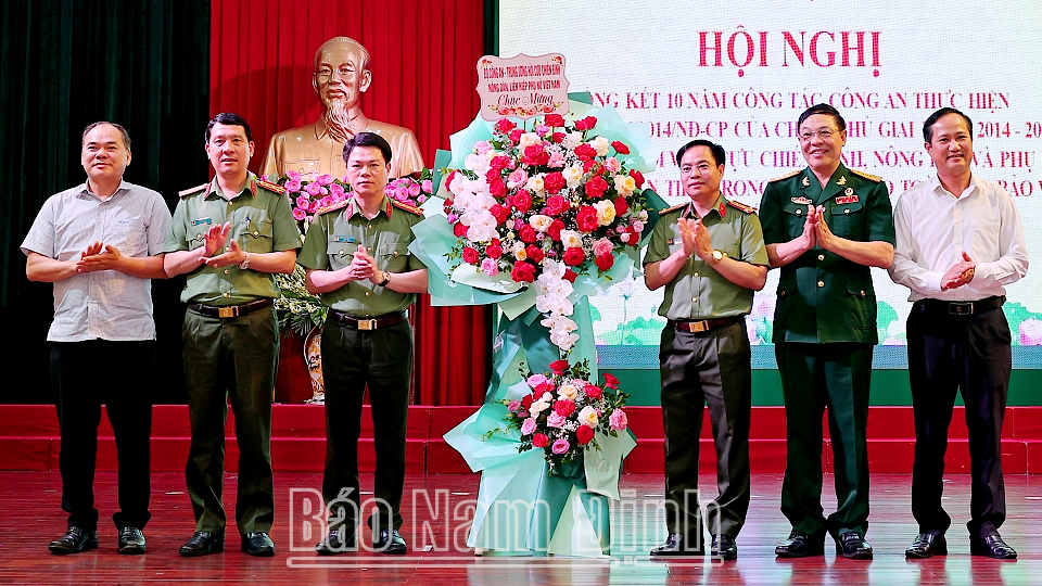 Lãnh đạo Cục Xây dựng phong trào bảo vệ an ninh Tổ quốc (Bộ Công an) tặng lẵng hoa tươi thắm chúc mừng Ban Chỉ đạo 138 tỉnh. 
