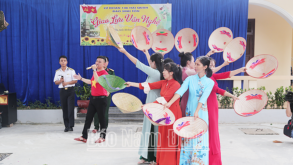 Người dân trên đảo Sinh Tồn tham gia biểu diễn văn nghệ cùng các nghệ sĩ.
