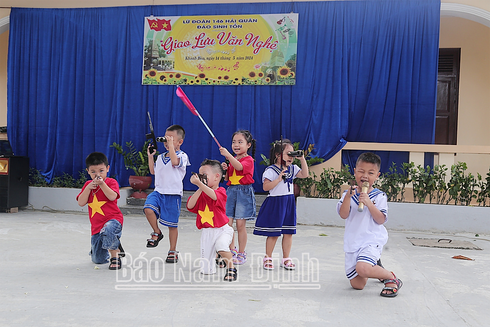 Các em nhỏ biểu diễn văn nghệ trên đảo Sinh Tồn. 
