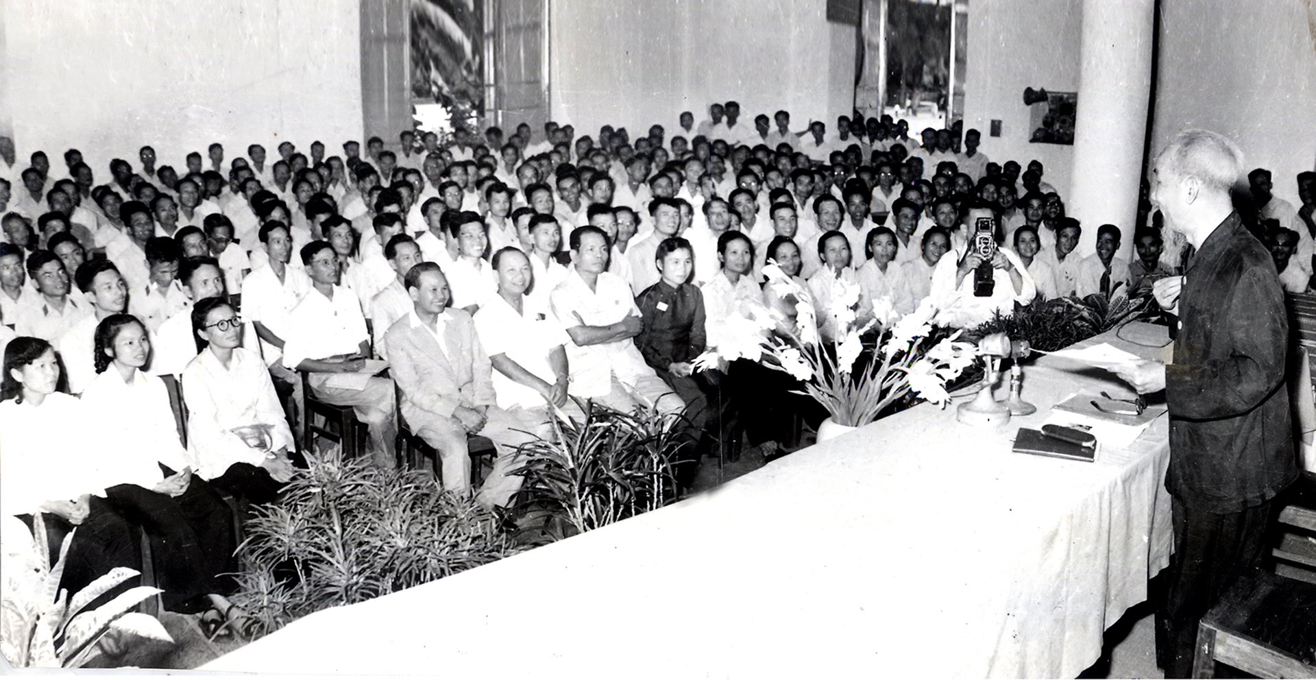 Tại Đại hội lần thứ III của Hội Nhà báo Việt Nam, Chủ tịch Hồ Chí Minh căn dặn: Cán bộ báo chí cũng là chiến sĩ cách mạng. Cây bút, trang giấy là vũ khí sắc bén (8/9/1962)_Ảnh tư liệu