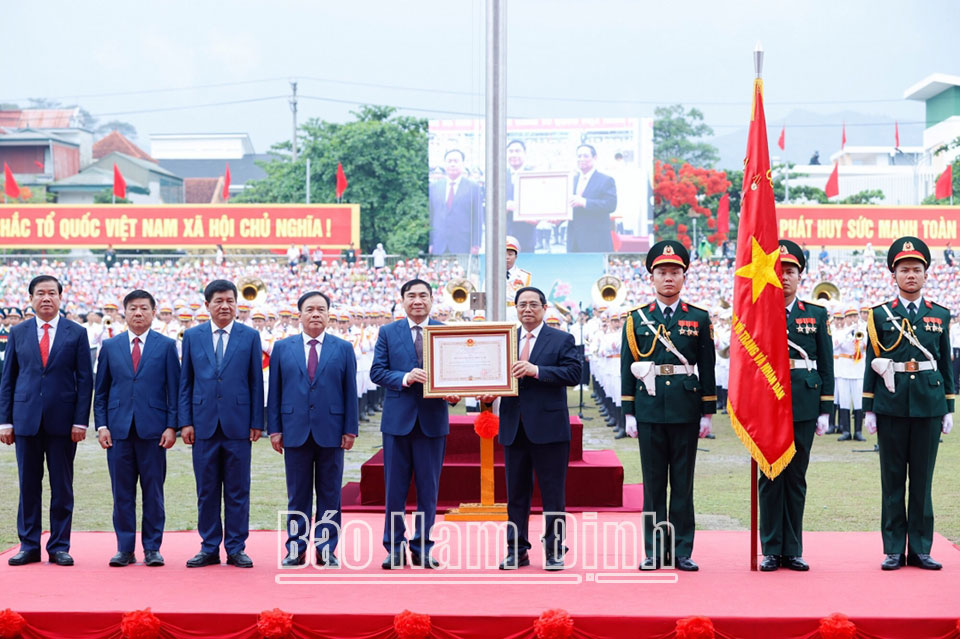 Thủ tướng Phạm Minh Chính trao Huân chương Độc lập hạng Nhất cho Đảng bộ, chính quyền và nhân dân các dân tộc tỉnh Điện Biên.