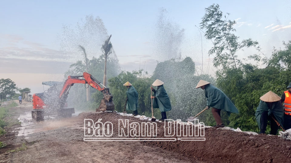 Lực lượng phòng, chống thiên tai xã Mỹ Tân (Mỹ Lộc) xử lý tình huống nước tràn đê bối tại thôn Tân Đệ.