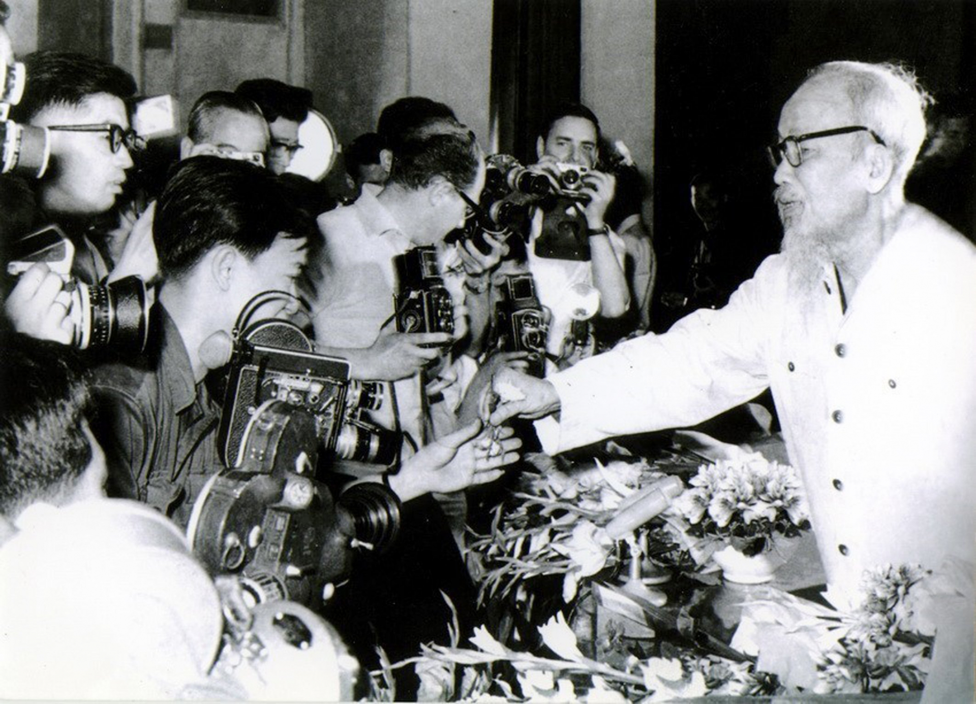 Chủ tịch Hồ Chí Minh tặng hoa nhà quay phim Phan Thế Hùng, Xưởng phim Vô tuyến Truyền hình, nhân ngày Quốc tế Lao động 1-5-1968_Ảnh: Thông tấn xã Việt Nam