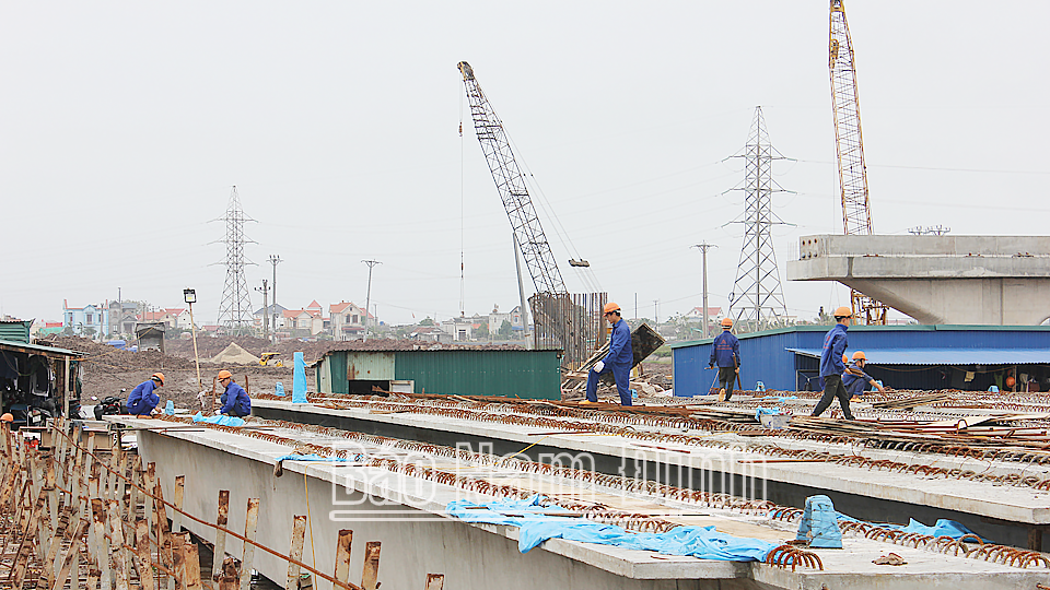 Thi công xây dựng tuyến đường bộ mới Nam Định - Lạc Quần - Đường bộ ven biển đoạn qua địa bàn huyện Giao Thủy.