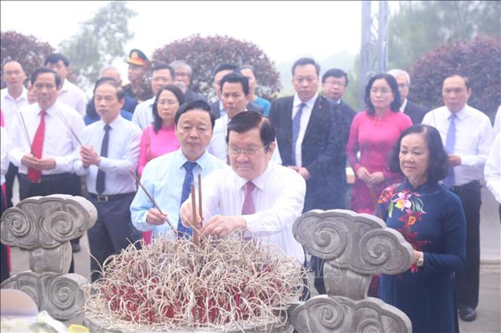 Lãnh đạo Đảng, Nhà nước dâng hương tại phần mộ Tổng Bí thư Trần Phú ở xã Tùng Ảnh, huyện Đức Thọ. 